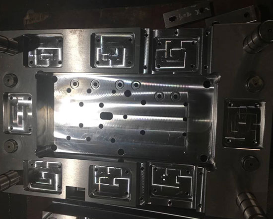双色双材料是指两种颜色的两种塑料材料。塑料材料通常分为硬橡胶和硬橡胶涂层的软橡胶和硬橡胶。该模塑产品具有许多功能，如外观和质地，防撞和防摔。双色模具基座是由两种或更多种组合组成的特殊模具，其可以消耗两种塑料材料。双色成型机分为两种类型：水平和垂直。两个或多个模具由机器以180度或120度加载和模制。双色注塑机类似于传统的单色注塑机，不同之处在于它具有两个成形喷嘴和一个成形机构。 1：框架型号： a：拆下框架模具前的所有夹紧螺钉 b：首先，不应将全模式和反向操作侧调节到高压，否则可动模板可能会因力不均匀而损坏机器; c：用手插入所有夹紧螺钉，锁定螺钉; d：打开模具后，将阳模旋转180度; e：将第二个主模型加载到公共模型中作为参考; f：最后，第二个普通模具加载第二个主模型作为参考; g：两套模具好后;停止模具调整